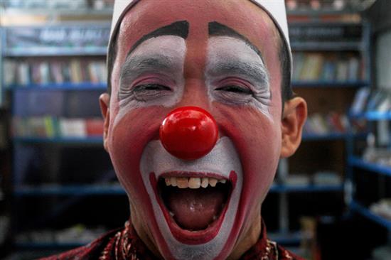 当地时间2021年5月3日，印度尼西亚唐格朗，印尼教育者Yahya Edward Hendrawan将自己装扮为小丑造型开设课堂，想以诙谐幽默的方式教书育人。
